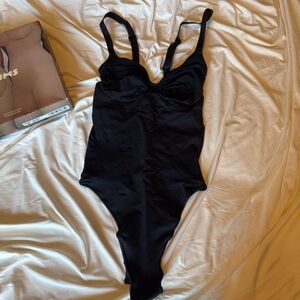NWT Skims Seamless Sculpt thong bodysuit